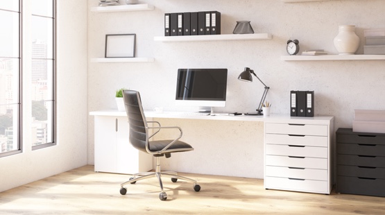 kontorsstol med skrivbord